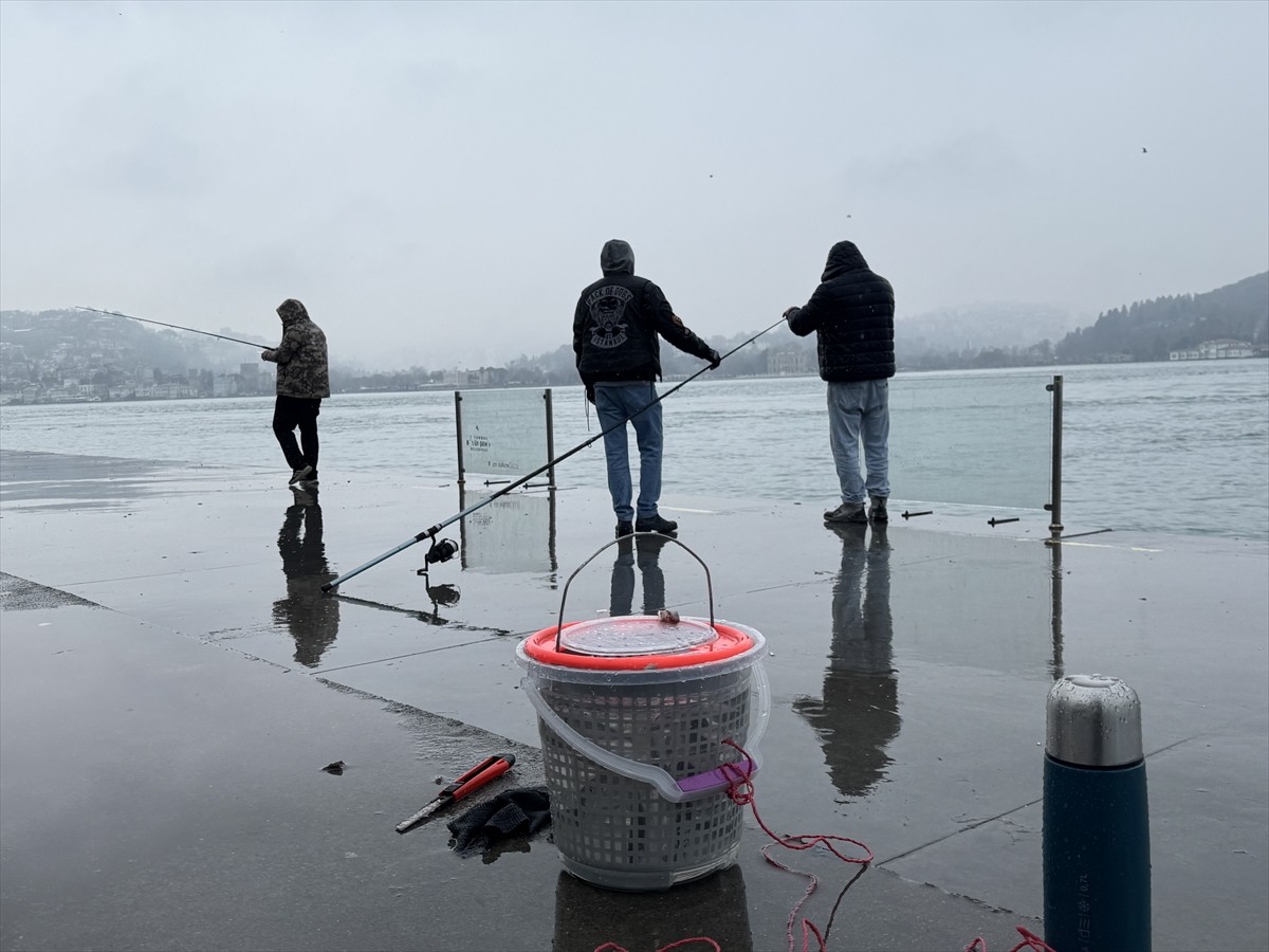 İstanbul'da sabah saatlerinden itibaren etkili olan kar yağışına aldırmayan bazı vatandaşlar...