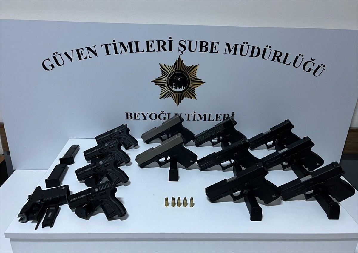 İstanbul'da silah ticareti yaptıkları iddia edilen 2 şüpheli gözaltına alındı. Evde yapılan...