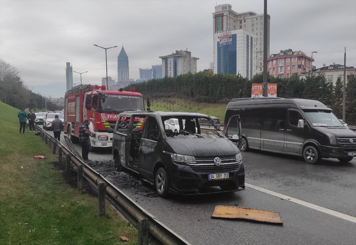 İstanbul'da, TEM Otoyolu Çamlıca bağlantısında seyir halindeki 34 GBY 113 plakalı minibüste, henüz...