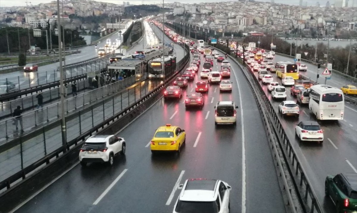 İstanbul'da yağışlı havanın da etkisiyle bazı bölgelerde trafik yoğunluğu oluştu.
