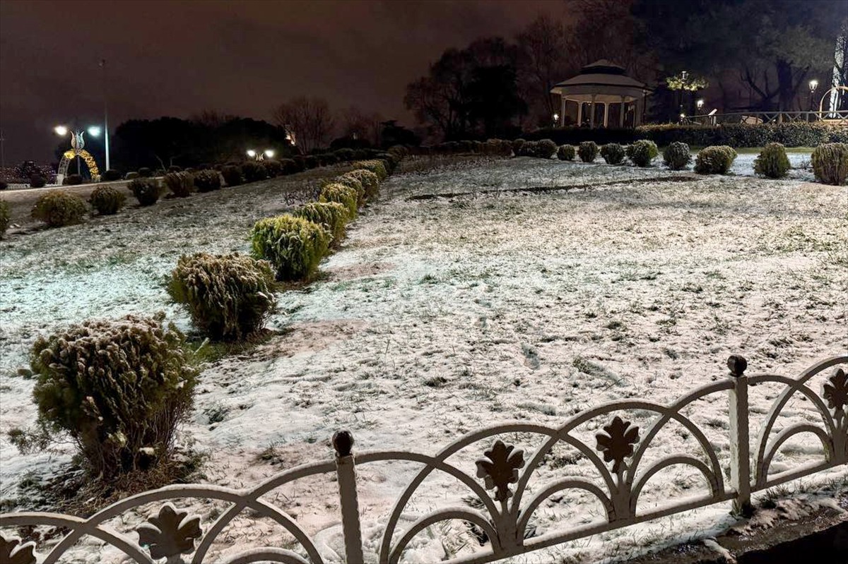 İstanbul'un Anadolu Yakası'ndaki bazı ilçelerde kar yağışı etkili oldu. Anadolu Yakası'nda akşam...