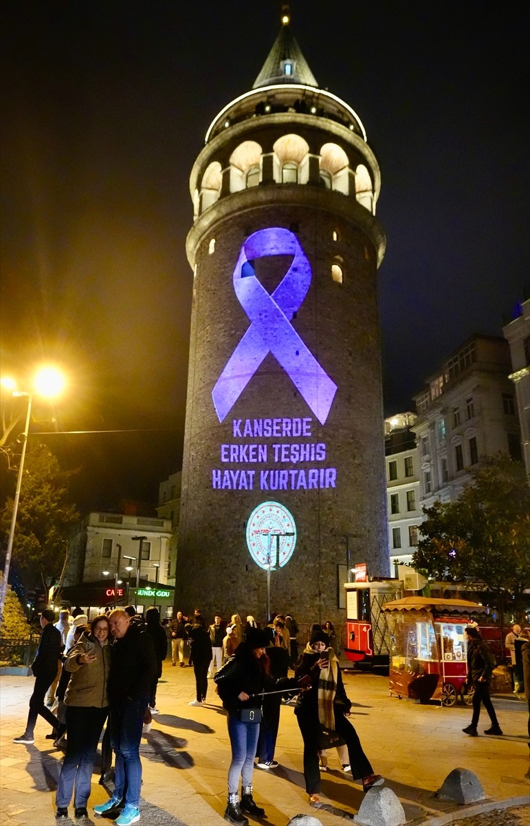 İstanbul'un simge yapılarından Galata Kulesi'ne 4 Şubat Dünya Kanser Günü dolayısıyla lila renkli...