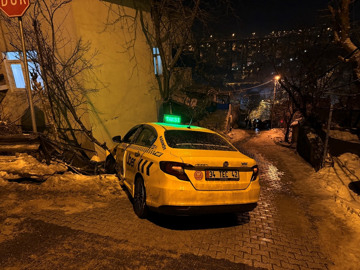 İstanbul Beykoz'da buzlanma nedeniyle kayan otomobilin bir taksi ile iki evin duvarına çarpması...