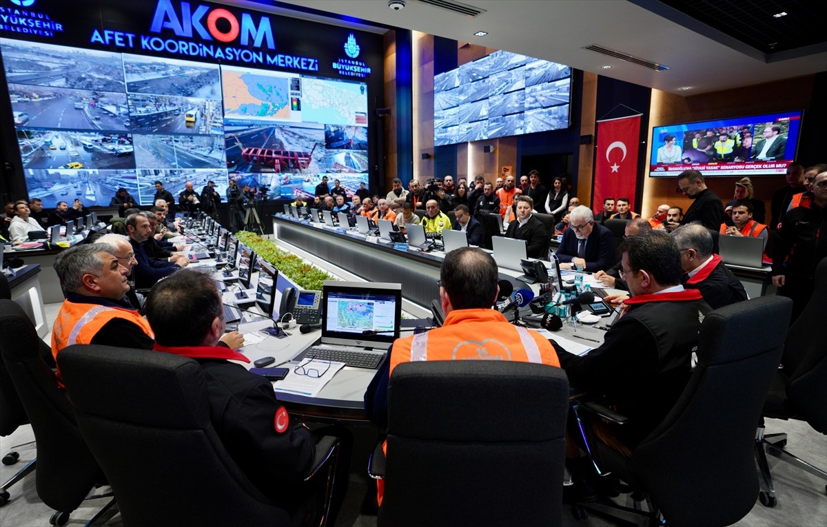 İstanbul Büyükşehir Belediye (İBB) Başkanı Ekrem İmamoğlu, İBB Afet Koordinasyon Merkezi'nde...