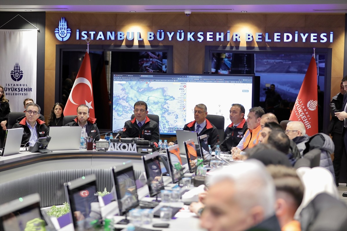 İstanbul Büyükşehir Belediye (İBB) Başkanı Ekrem İmamoğlu, İBB Afet Koordinasyon Merkezi'nde...