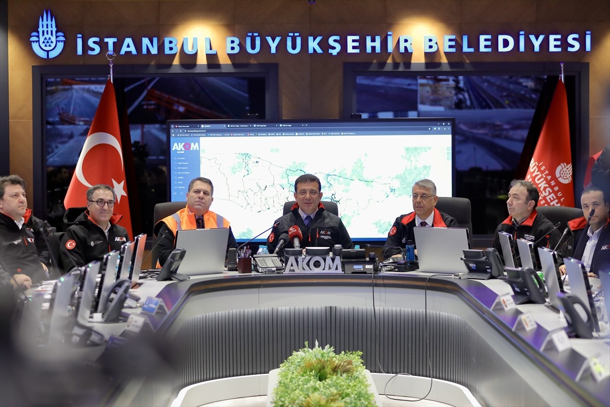 İstanbul Büyükşehir Belediye (İBB) Başkanı Ekrem İmamoğlu (ortada), İBB Afet Koordinasyon...