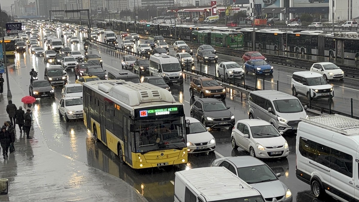 İstanbul’da bazı bölgelerde etkili olan sağanak nedeniyle haftanın ilk iş gününde trafik yoğunluğu...