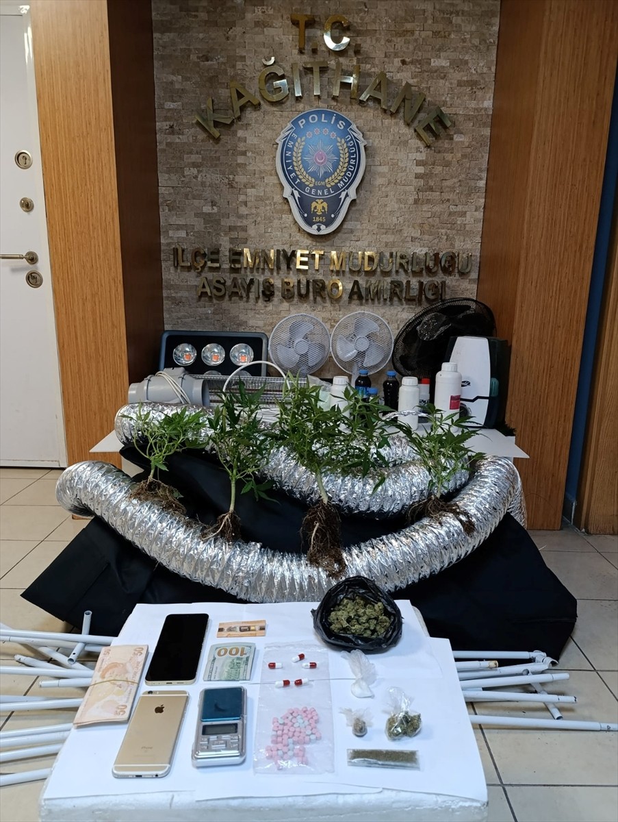 İstanbul Emniyet Müdürlüğü ekiplerince Kağıthane'de uyuşturucu operasyonunda gözaltına alınan 2...
