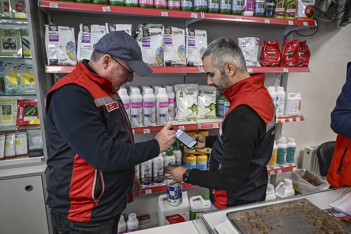 İstanbul İl Tarım ve Orman Müdürlüğü ekipleri, çiftçilerin güvenilir gübreye erişimini sağlamak ve...