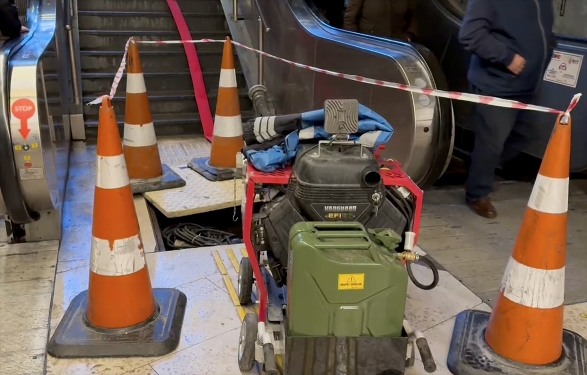 İstanbul Küçükçekmece'deki Cennet metrobüs durağına bağlanan alt geçidi su bastı, vatandaşlar zor...