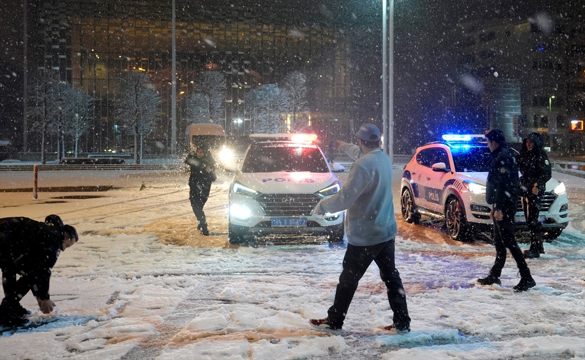  İstanbul Taksim’de görevli polis memurları ile vatandaşlar kar topu oynadı.
