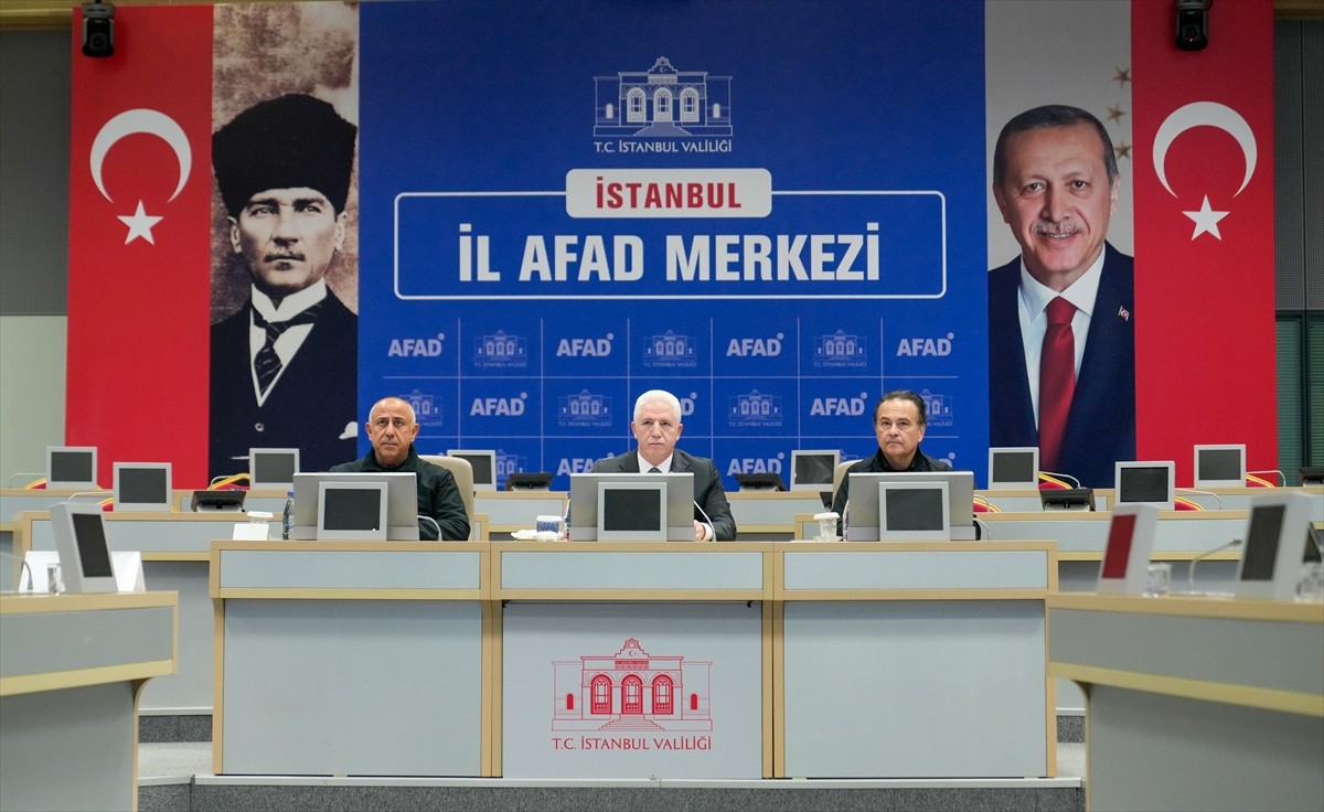 İstanbul Valisi Davut Gül (ortada), karla mücadele çalışmalarına ilişkin AFAD İstanbul İl...