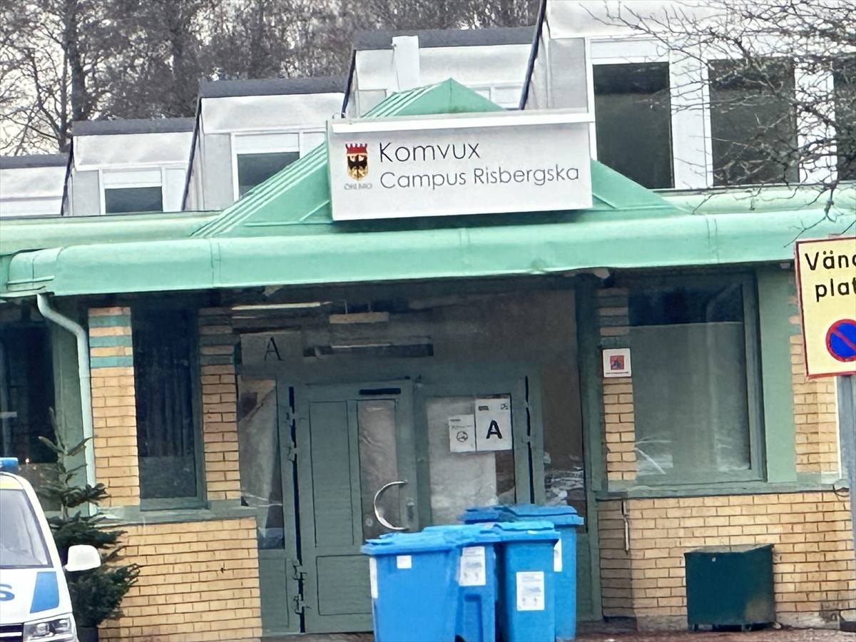 İsveç'in Örebro kentinde okula düzenlenen silahlı saldırıda "yaklaşık 10 kişinin" öldüğü...