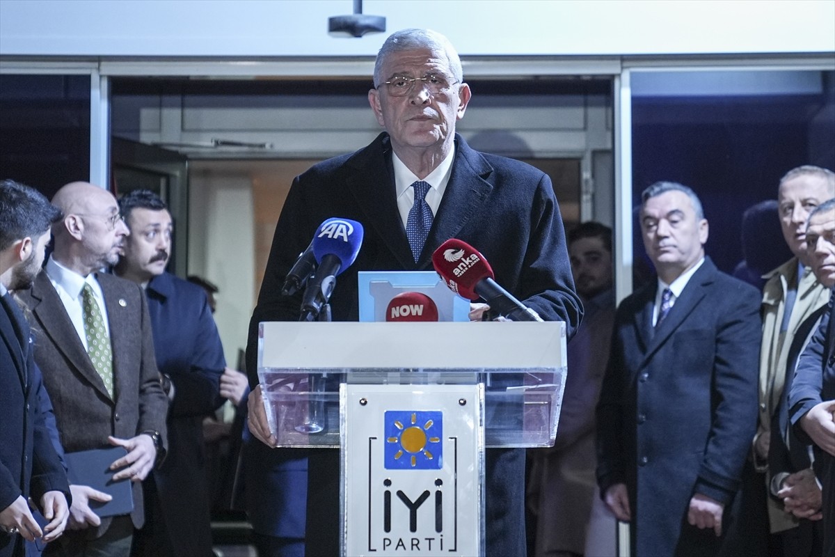  İYİ Parti Genel Başkanı Müsavat Dervişoğlu, partinin ek binasında, terör örgütü PKK elebaşı...