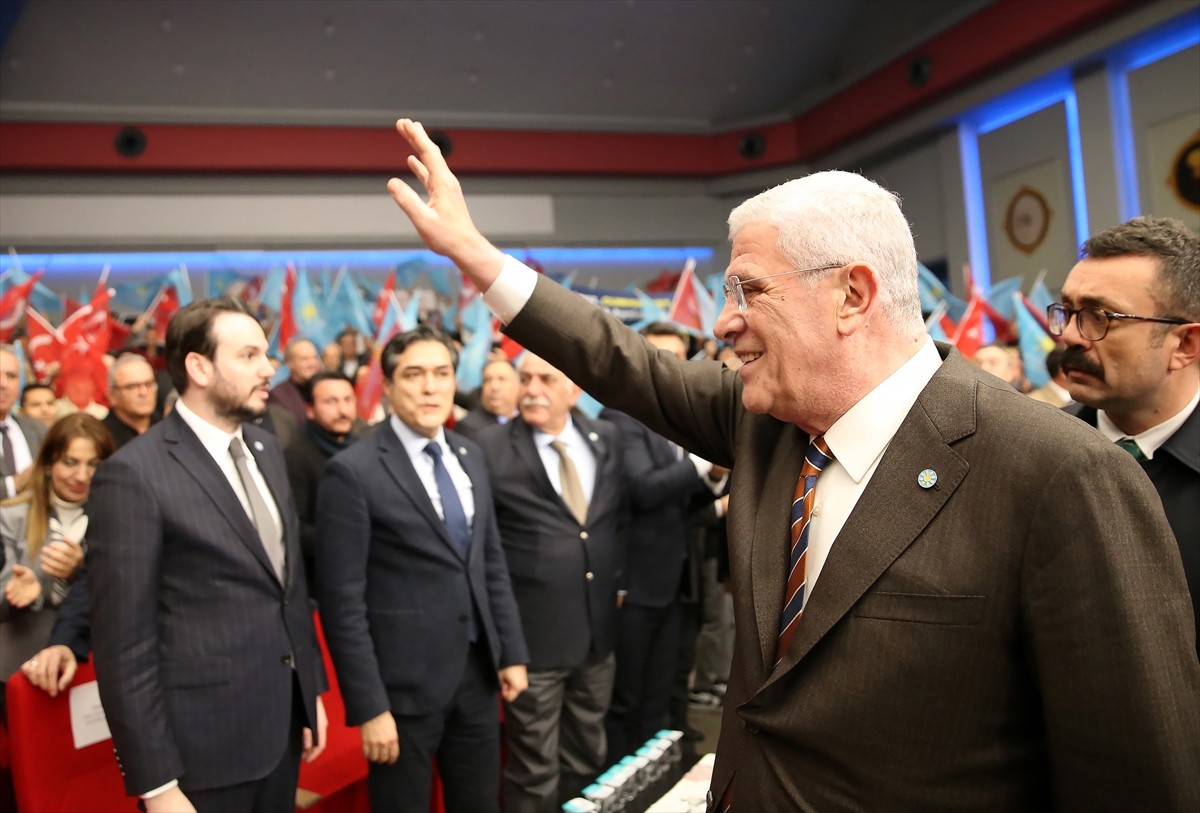İYİ Parti Genel Başkanı Müsavat Dervişoğlu, partisinin Manisa Büyükşehir Belediyesi Kültür...