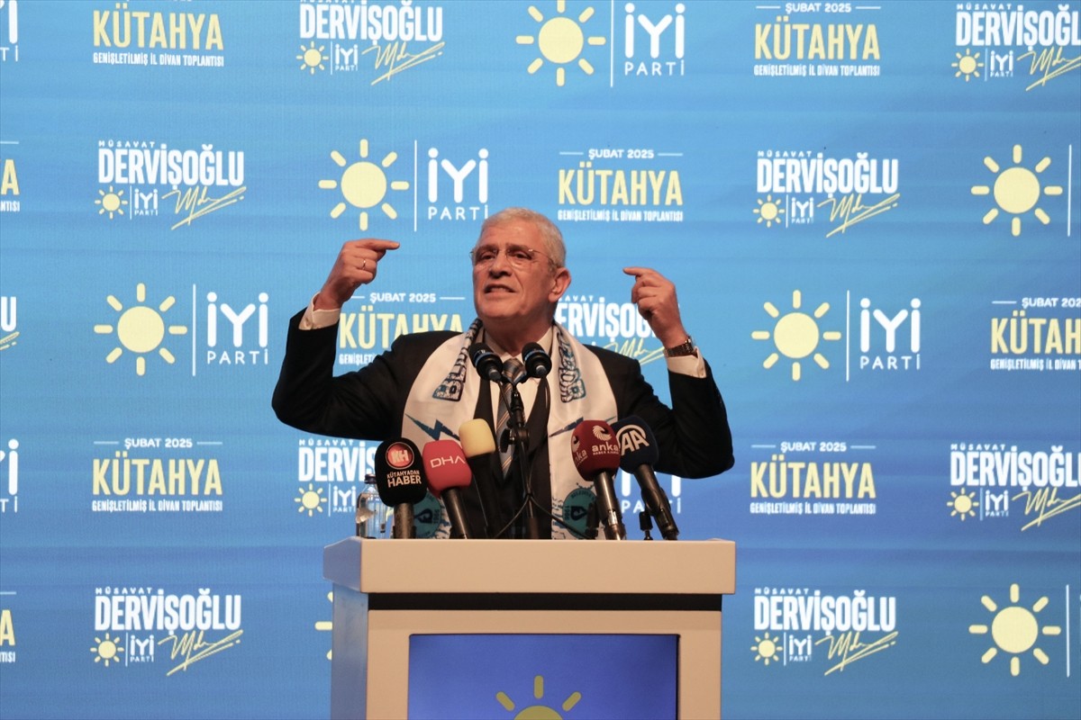 İYİ Parti Genel Başkanı Müsavat Dervişoğlu (sağ 3), Kütahya'da partisinin Genişletilmiş İl Divan...