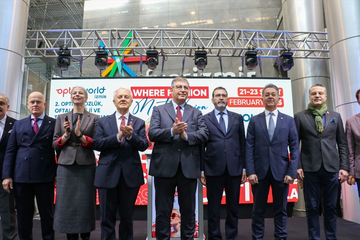 İzmir'de bu yıl ikincisi düzenlenen Optik, Gözlük, Oftalmoloji ve Teknolojileri Fuarı...