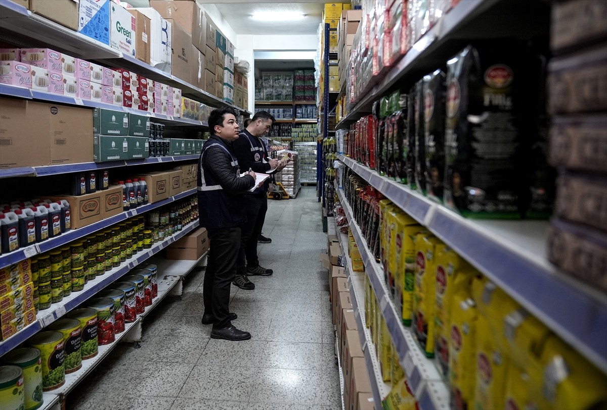 İzmir'de ramazan ayı öncesi fahiş fiyat artışlarının önüne geçilmesi amacıyla denetim yapıldı....