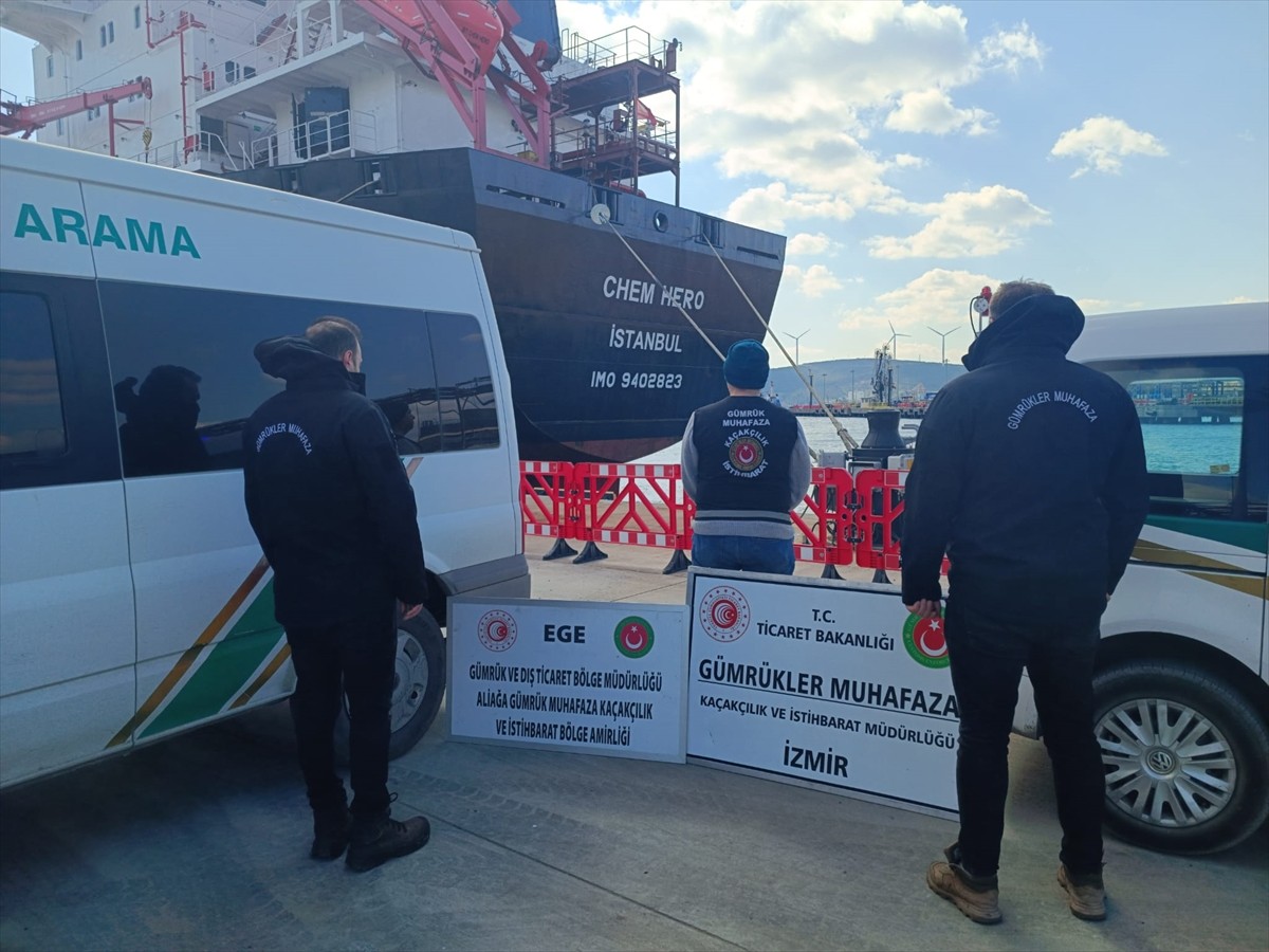 İzmir'in Aliağa ilçesinde bir tankerde 20 ton 600 kilogram kaçak akaryakıt ele geçirildi. 