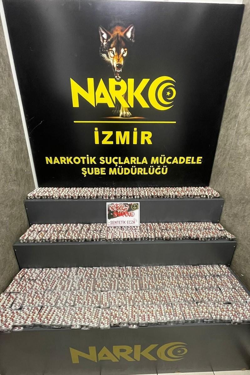 İzmir'in iki ilçesinde gerçekleştirilen uyuşturucu operasyonlarında gözaltına alınan 3 şüpheli...