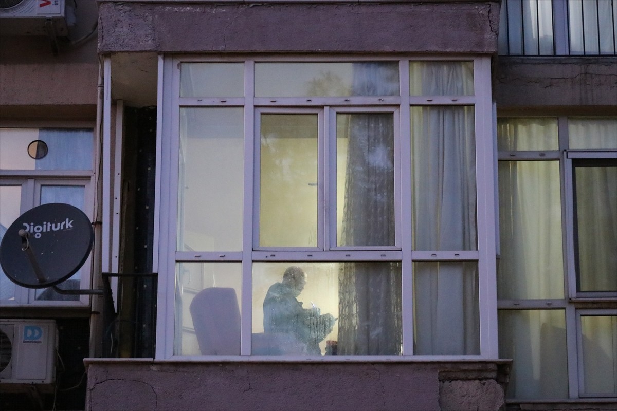 İzmir'in Konak ilçesinde tartıştığı kişiyi tabancayla ağır yaralayan zanlı gözaltına alındı. İhbar...