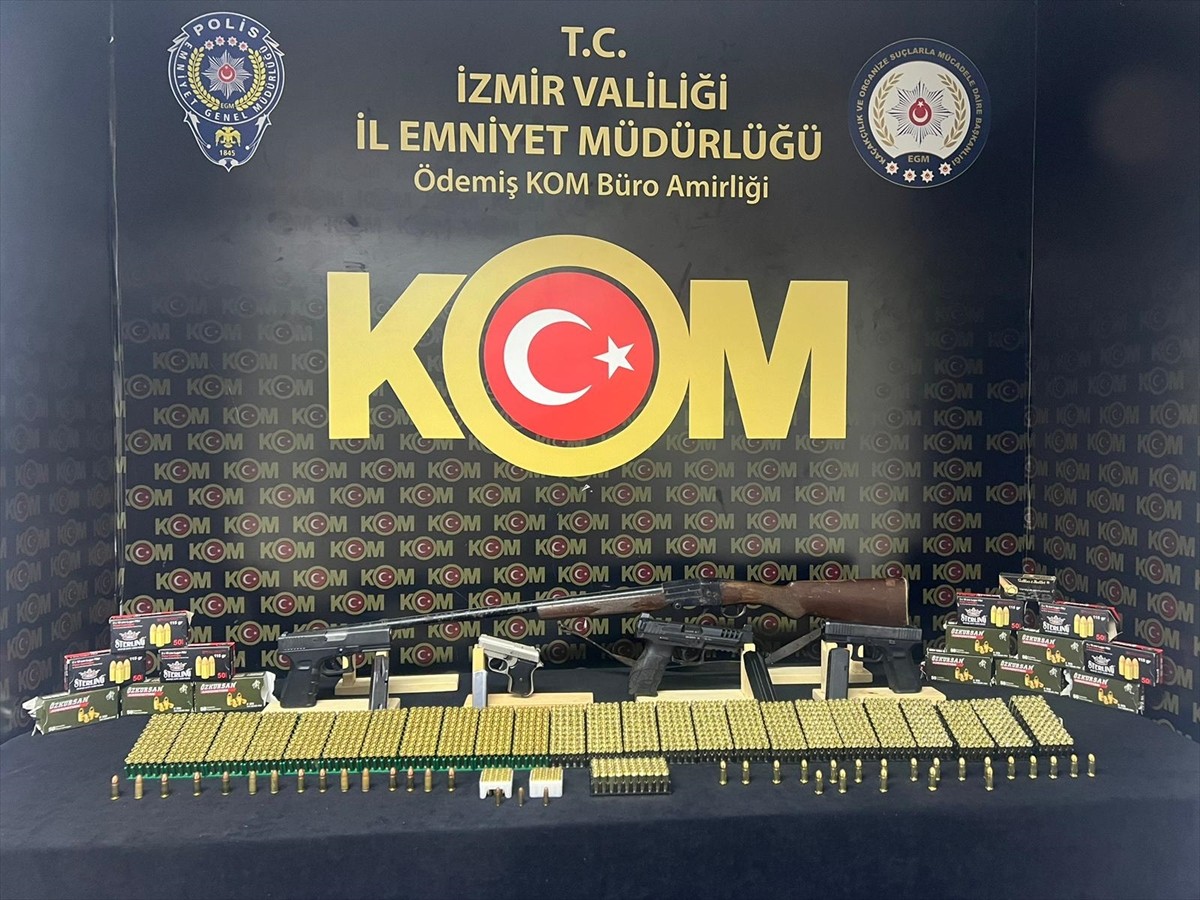 İzmir'in Ödemiş ilçesinde bireysel silahlanmanın önlenmesine yönelik operasyonda 3 kişi gözaltına...