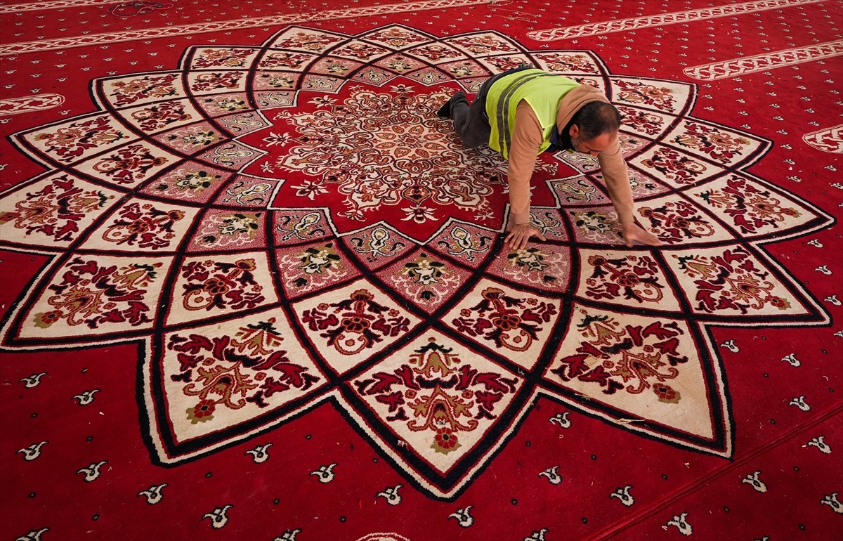 İzmir'in Selçuk ilçesinde restorasyon nedeniyle 2 yıl önce ibadete kapatılan İsa Bey Camisi, ilk...