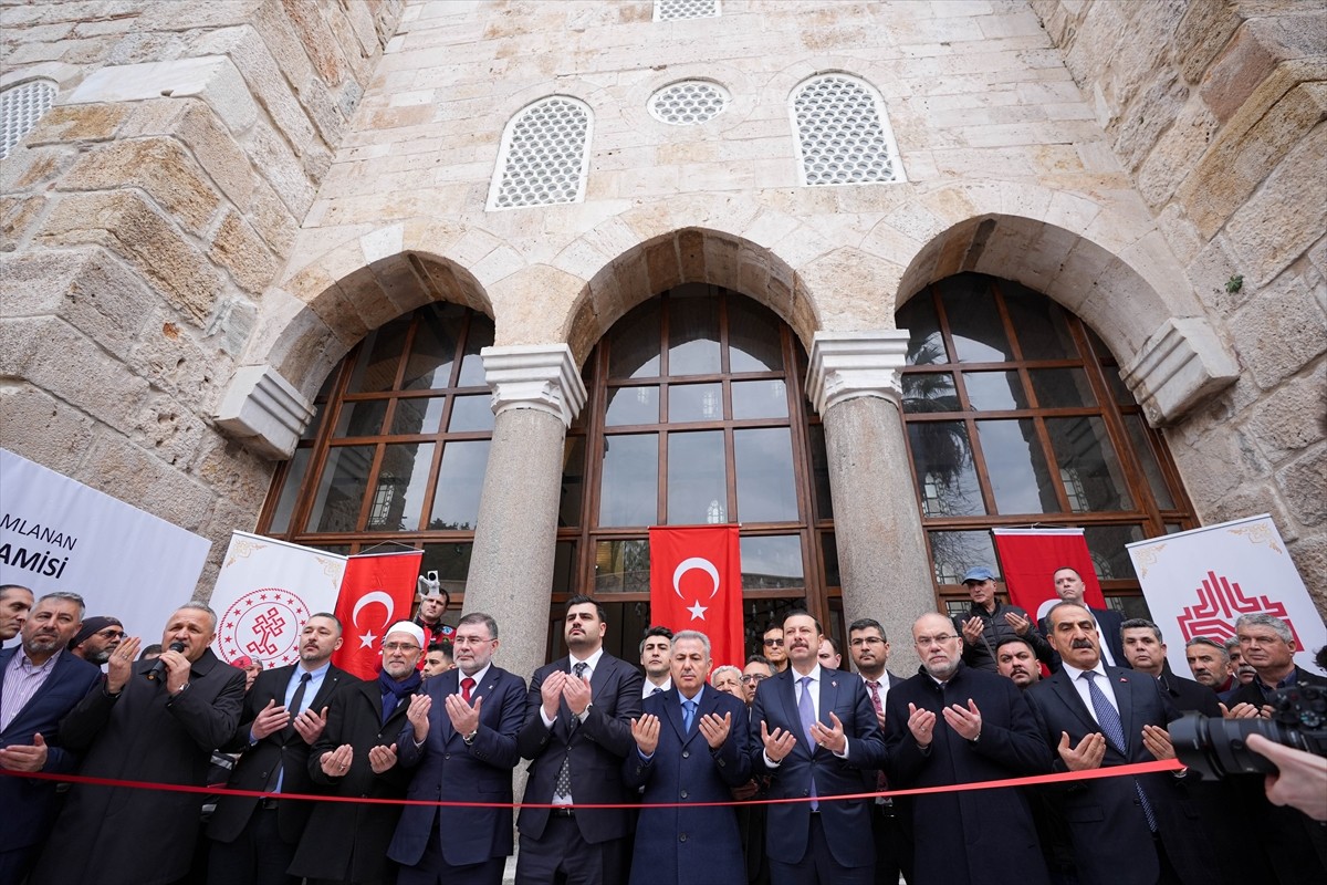 İzmir'in Selçuk ilçesinde restorasyon nedeniyle 2 yıl önce ibadete kapatılan tarihi İsa Bey...