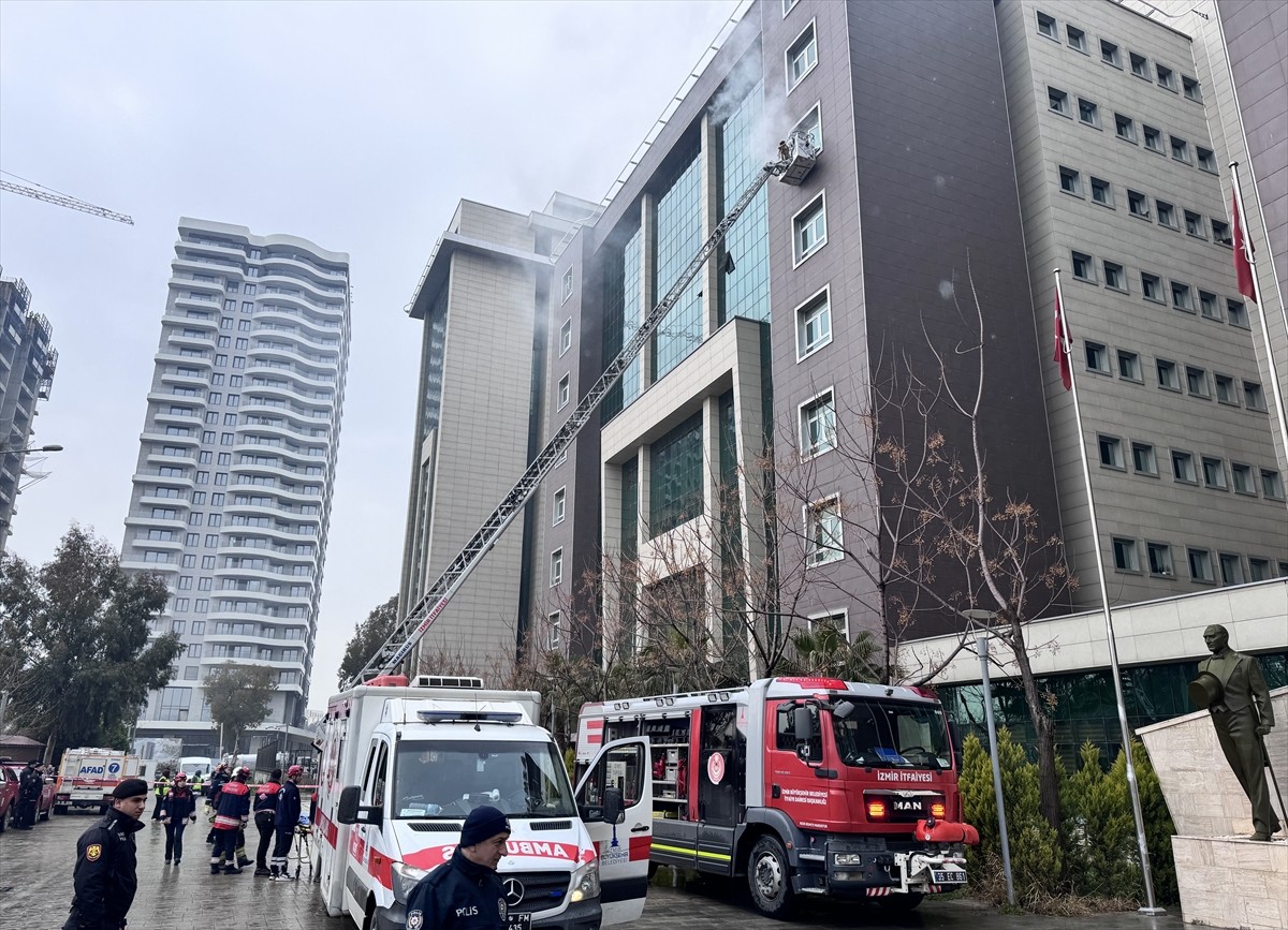 İzmir Bölge Adliye Mahkemesinde, Sivil Savunma Günü ve Deprem Haftası dolayısıyla 6,9 büyüklüğünde...