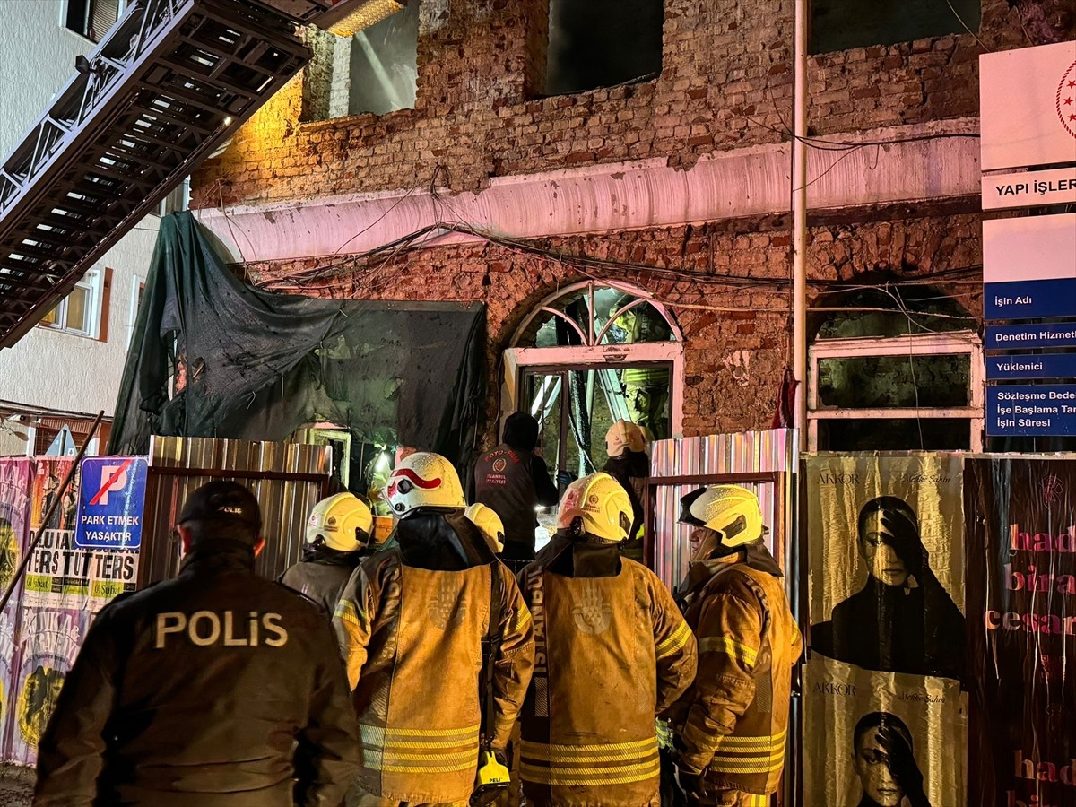 Kadıköy'de restorasyon çalışması süren bir dönem karakol olarak kullanılan tarihi binada çıkan...
