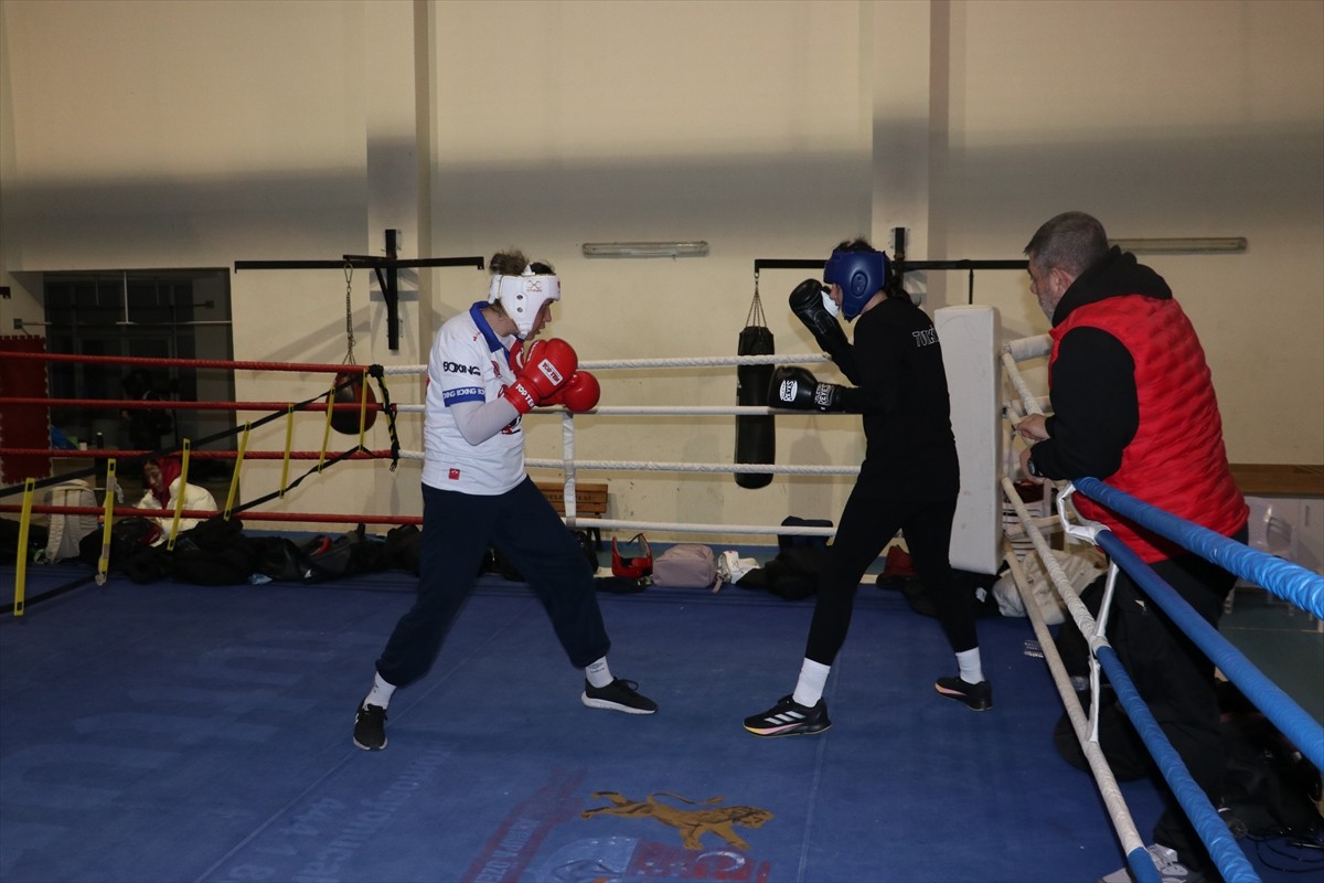 Kadın Boks Milli Takımı'nın ağır sıkleti Elif Güneri, ilk dünya şampiyonluğuna ulaşmak için...