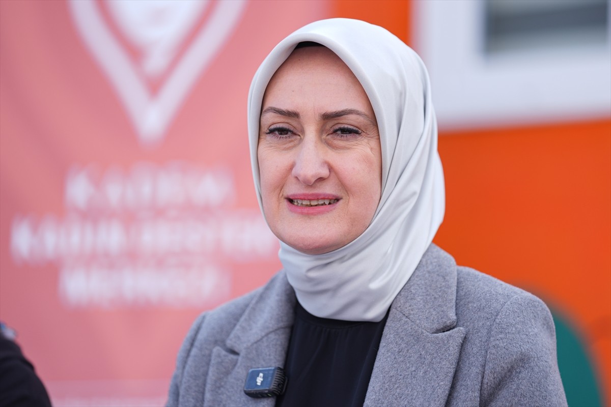 Kadın ve Demokrasi Vakfı (KADEM) Yönetim Kurulu Başkanı Doç. Dr. Saliha Okur Gümrükçüoğlu (sağda)...