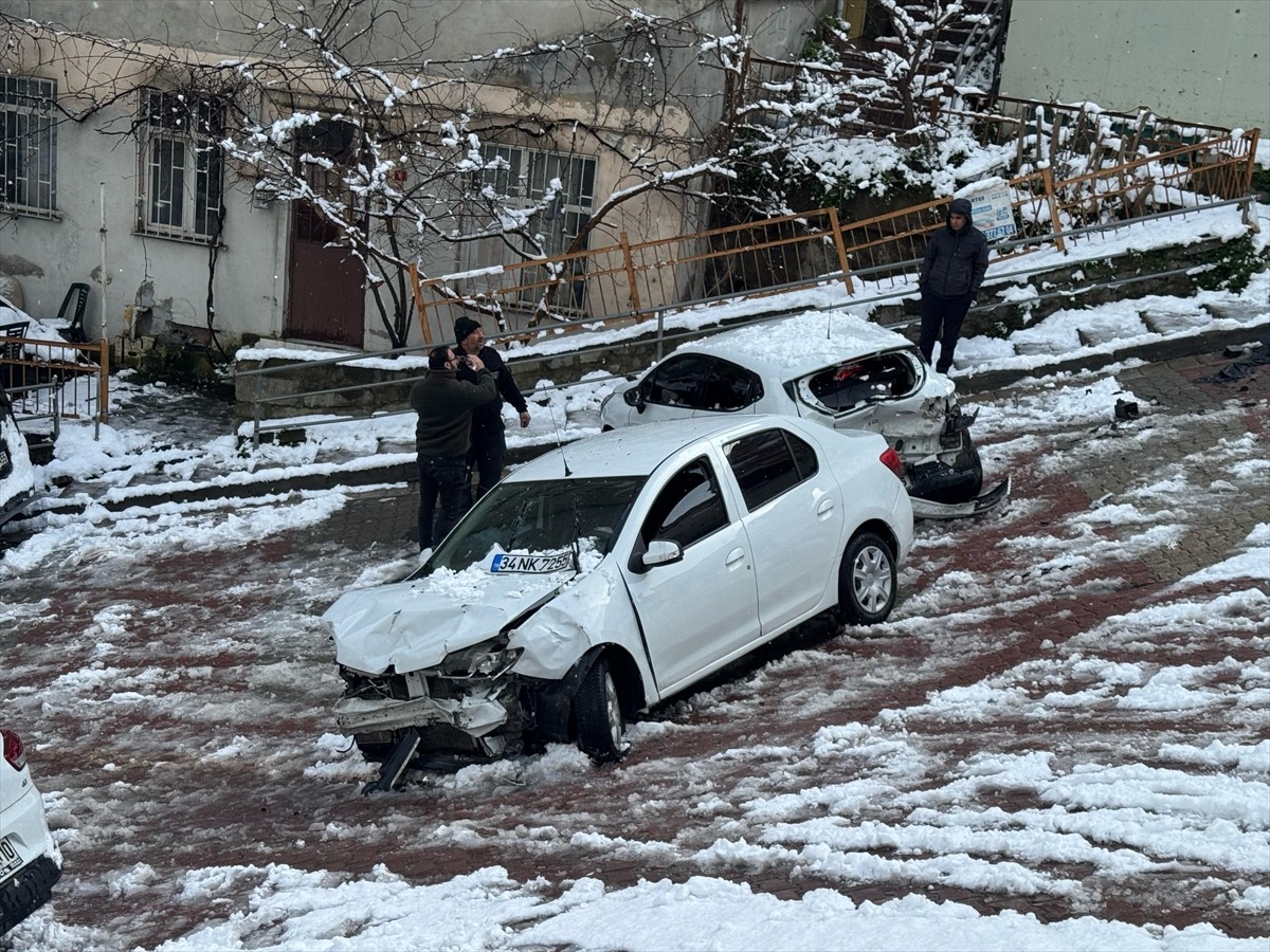 Kağıthane Harmantepe Mahallesi Erbap Sokak'ta Abdülkadir Ç'nin kullandığı 34 NK 7255 plakalı...