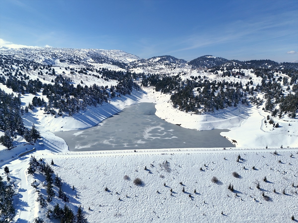 Kahramanmaraş'ın Çağlayancerit ilçesinde bulunan Merk Göleti, hava sıcaklığının düşmesiyle buzla...