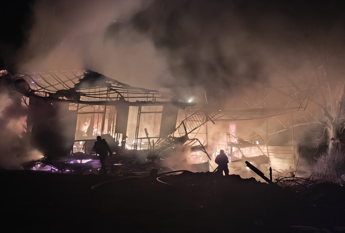 Kahramanmaraş'ın Türkoğlu ilçesinde prefabrik evde çıkan yangında aynı aileden 1 kişi öldü, 4 kişi...