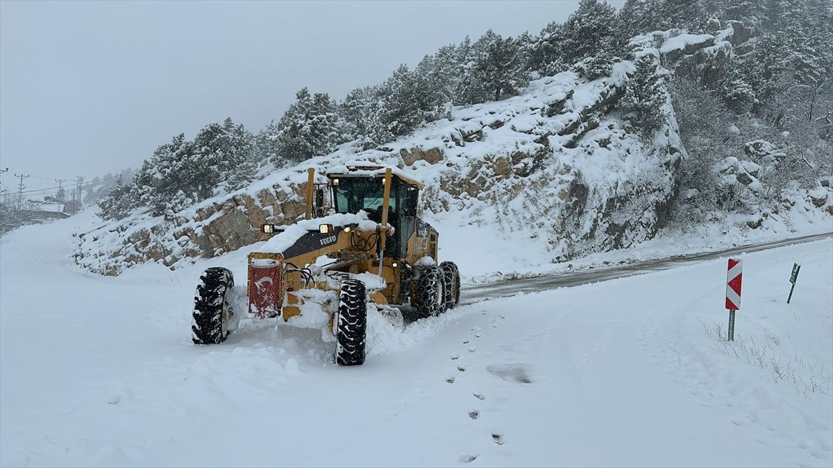 Kahramanmaraş'ta etkili olan kar yağışı nedeniyle Elbistan, Afşin, Andırın, Nurhak, Göksun ve...