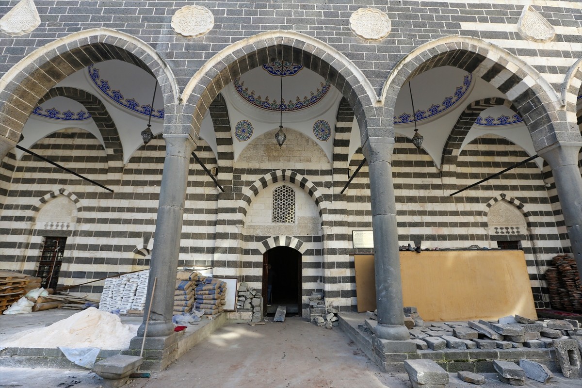 Kahramanmaraş merkezli 6 Şubat 2023'teki depremlerden etkilenen Diyarbakır'da, hafif, orta ve ağır...