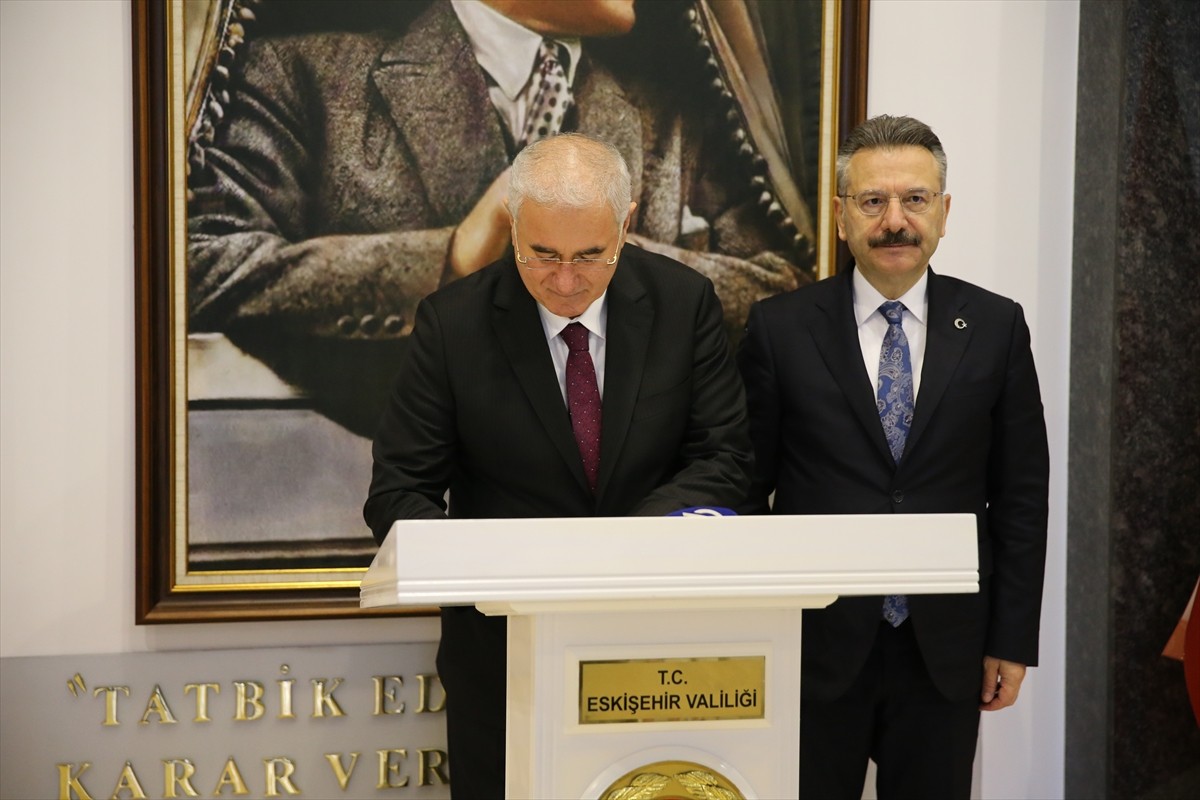 Kamu Başdenetçisi Mehmet Akarca, Eskişehir Osmangazi Üniversitesi Kültür ve Kongre Merkezi'ndeki...