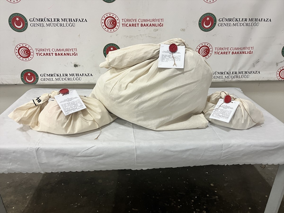 Kapıkule Sınır Kapısı'nda düzenlenen operasyonlarda 4 kilo 318 gram uyuşturucu ele...