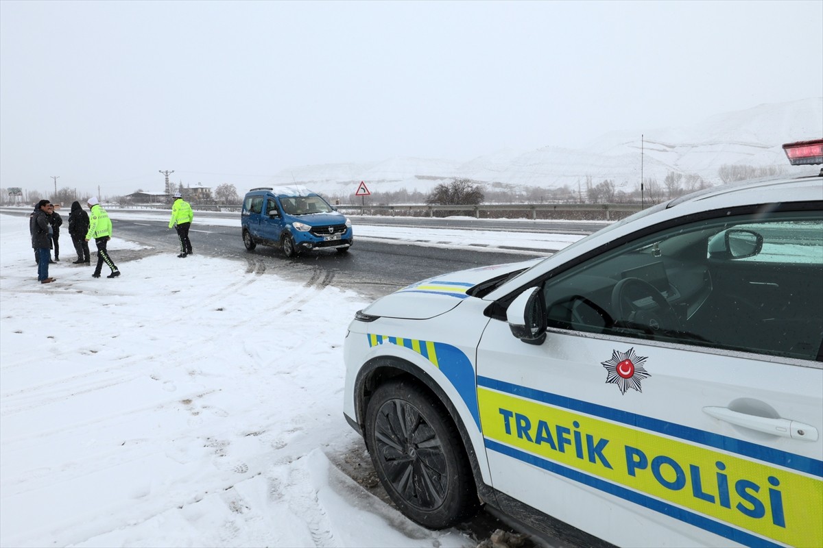 Kar ve tipi nedeniyle ulaşıma kapanan Malatya-Kayseri kara yolunun Darende-Malatya bölümü, araç...