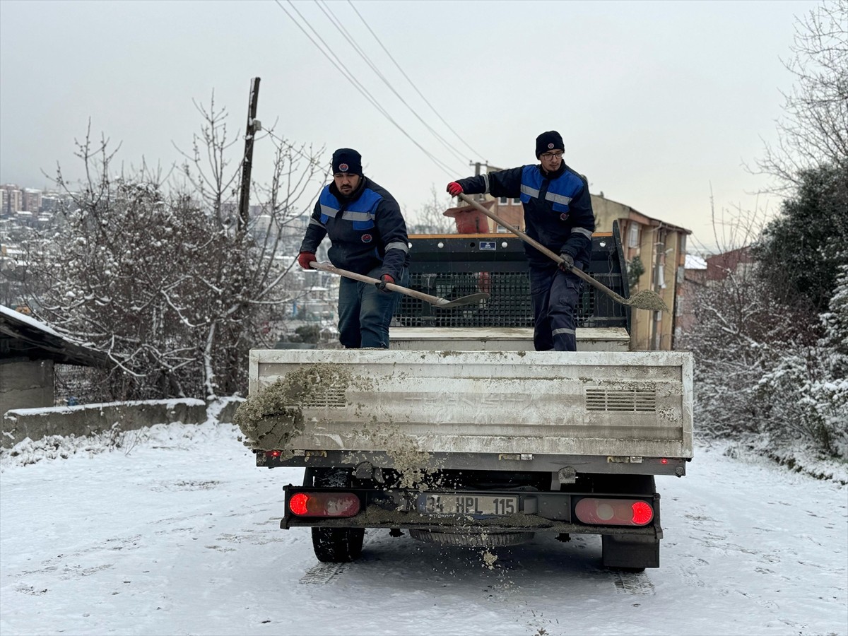 Kar yağışının etkili olduğu Karabük'te belediye ekipleri, yolların açık kalması ve vatandaşların...