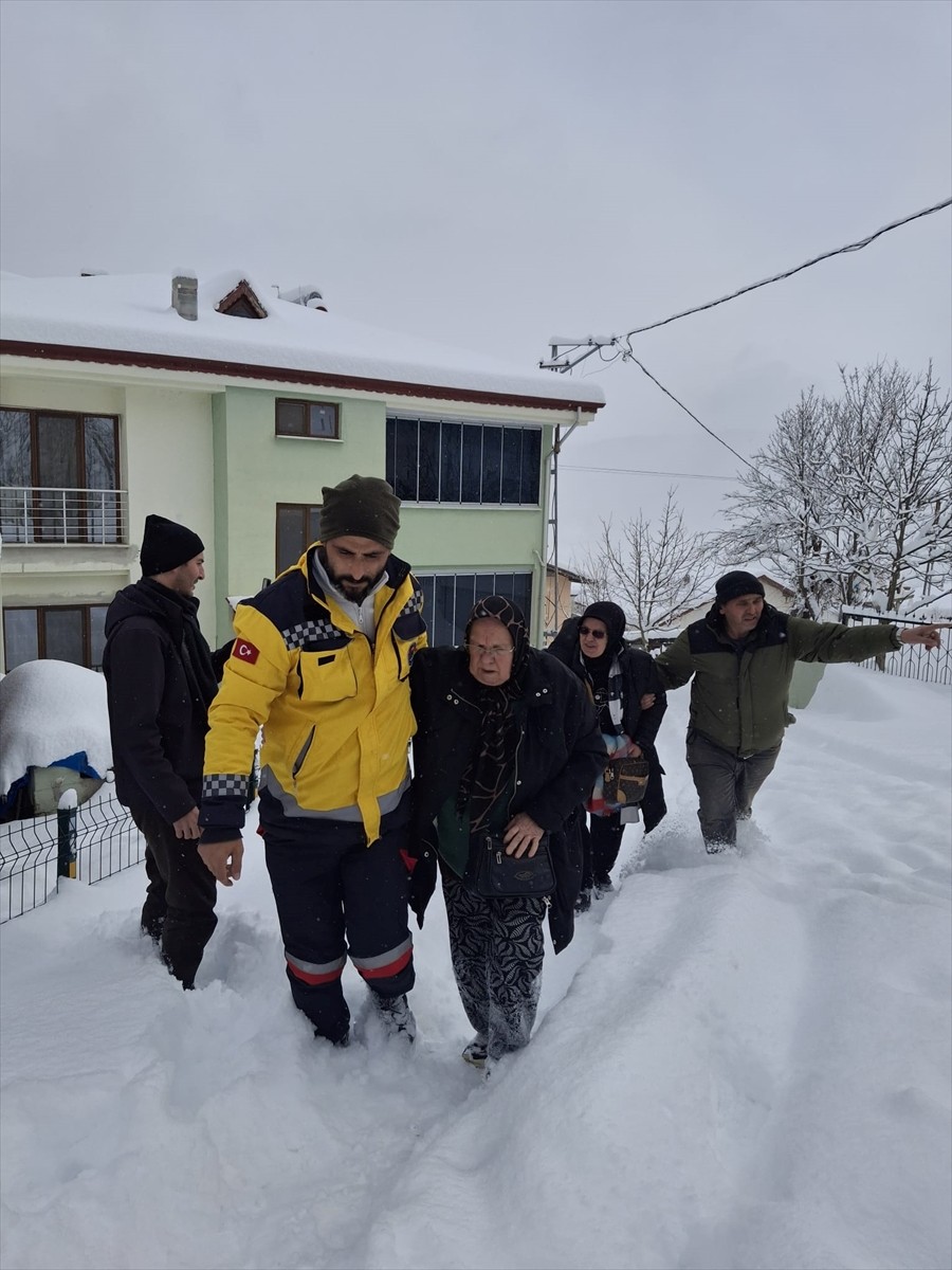 Kar yağışının etkili olduğu Karabük'te rahatsızlanan 3 kişi, İl Özel İdaresi ekipleri tarafından...