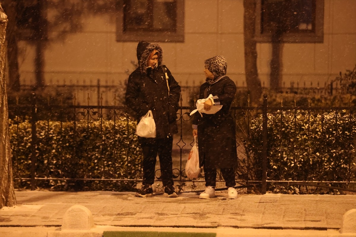 Kar yağışının etkili olduğu Kırklareli'nde, kent merkezi kısa sürede beyaza büründü.
