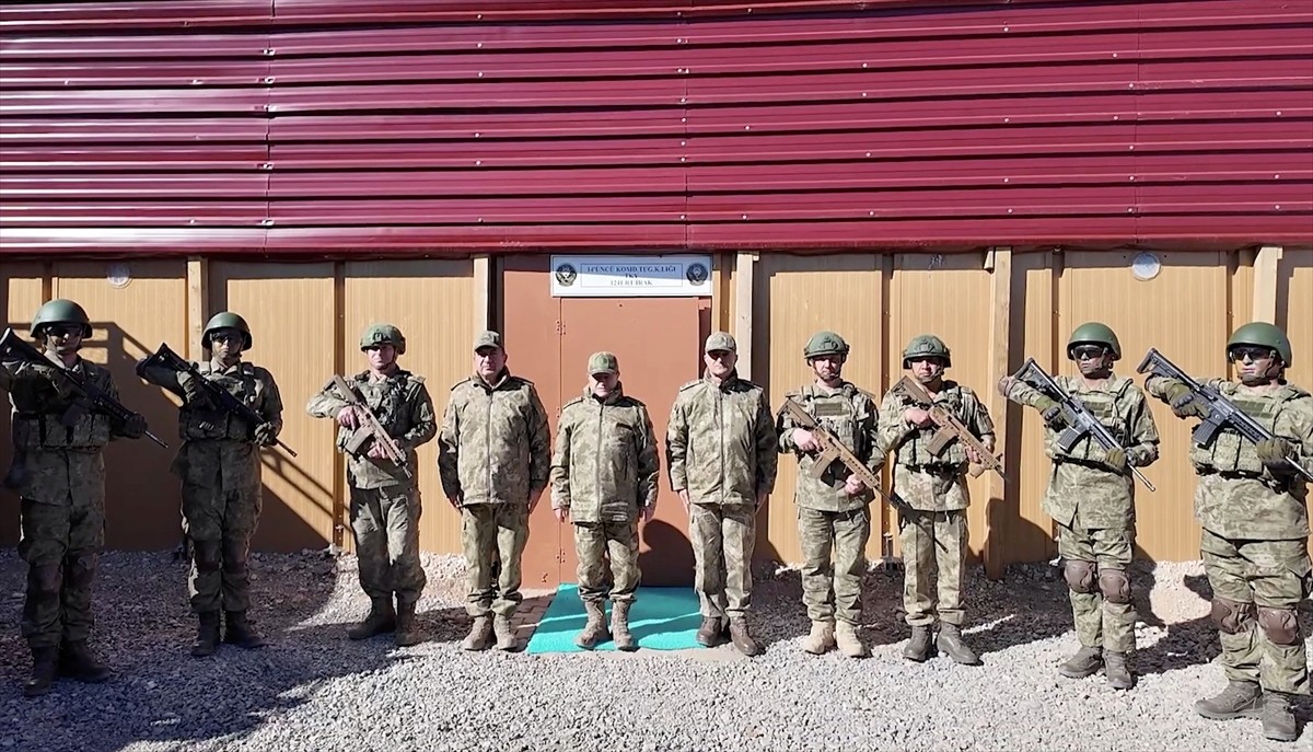Kara Kuvvetleri Komutanı Orgeneral Selçuk Bayraktaroğlu, Pençe Kaplan Harekat Bölgesi'nde yer alan...