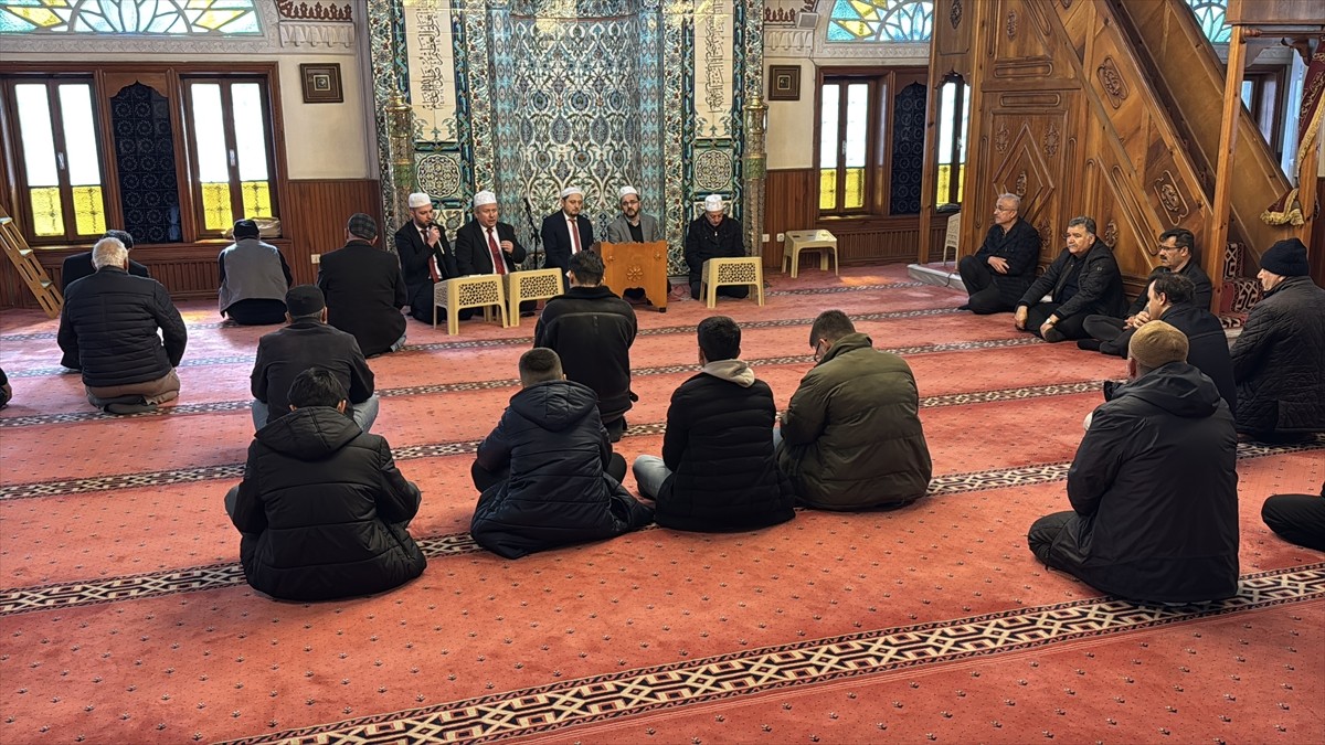 Karabük'te "Her Ay 253 Hatim" programı kapsamında 15 Temmuz şehitleri için dua edildi. 15 Temmuz...