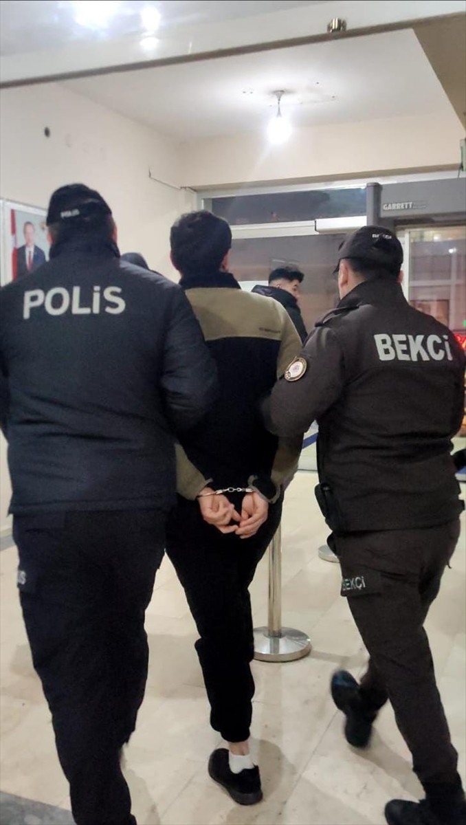 Karabük'te tedavi için getirildiği hastaneden firar eden hükümlü, polis ekiplerince...