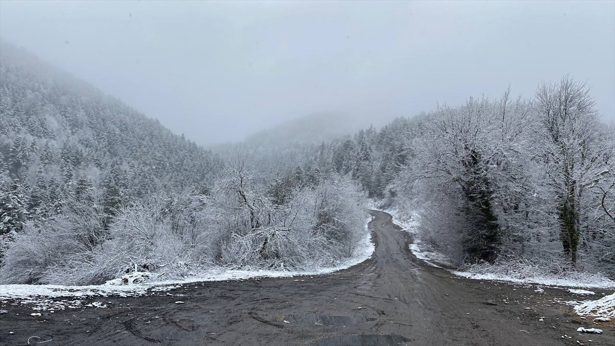 Karabük şehir merkezinde sağanak, yüksek kesimlerde ise kar yağışı etkisini gösteriyor.