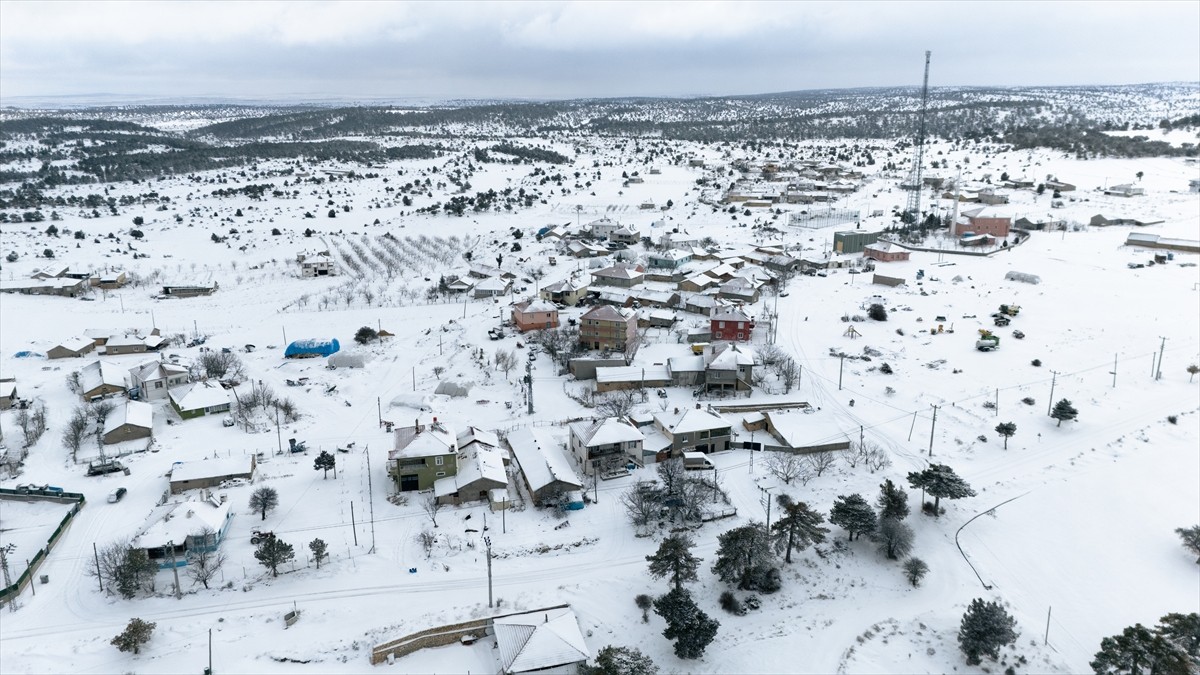 Karaman'da etkili olan kar yağışıyla beyaza bürünen köyler dron ile görüntülendi.