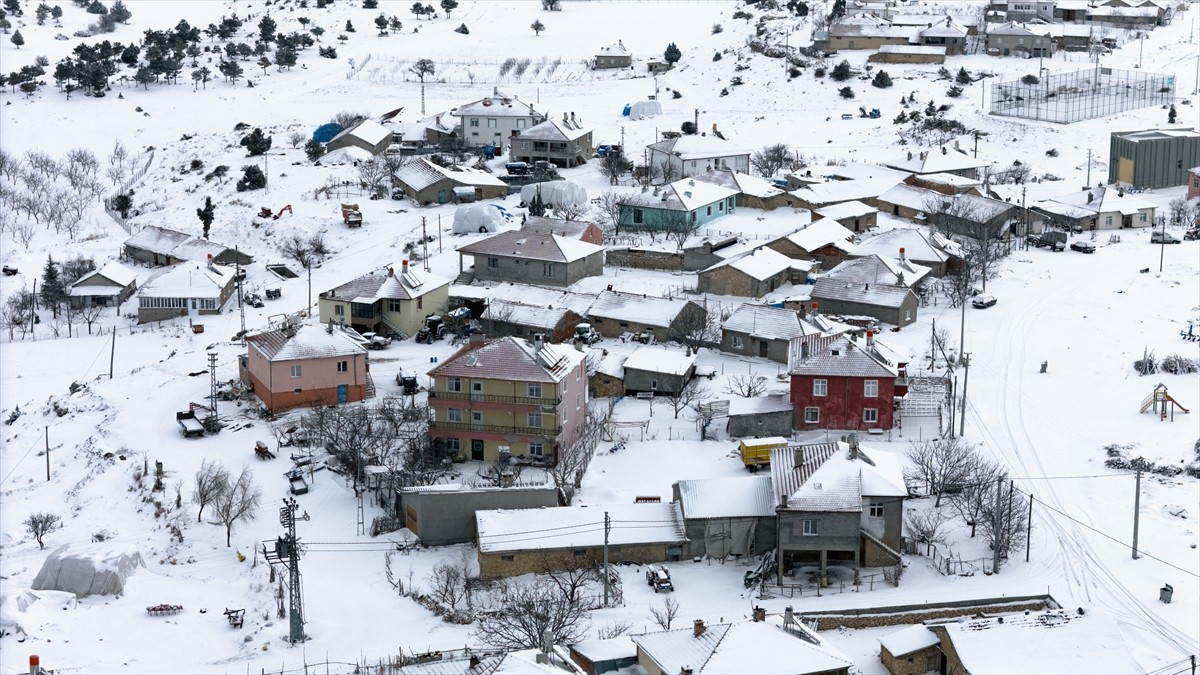 Karaman'da etkili olan kar yağışıyla beyaza bürünen köyler dron ile görüntülendi.