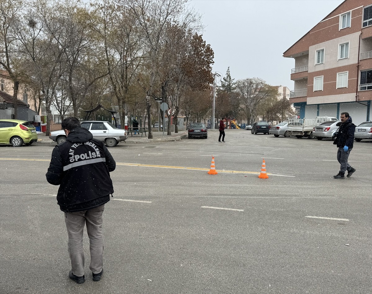 Karaman'da iki araçta bulunan kişiler arasında silahlı kavga yaşandı.